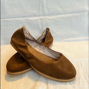 TOMS New without Tags Suede Flats Shoes